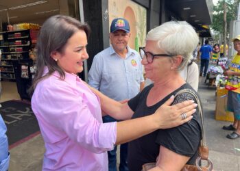 Adriana faz caminhada na Rua 14 de Julho e destaca propostas para fortalecer comércio e gerar emprego e renda