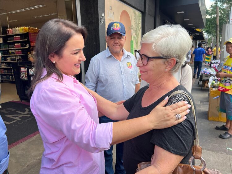 Adriana faz caminhada na Rua 14 de Julho e destaca propostas para fortalecer comércio e gerar emprego e renda