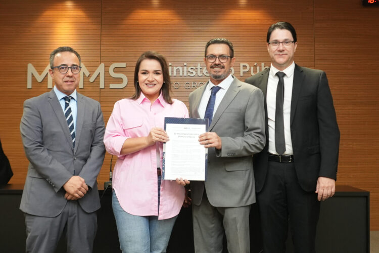 Adriane assina compromisso com a Primeira Infância e promete zerar filas nas EMEIs