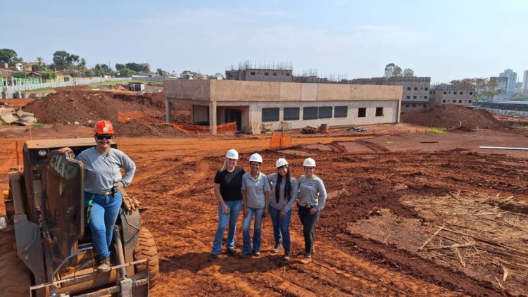 Mulheres na linha de frente: a revolução feminina nos Canteiros de Obras