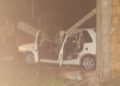 Homem fica ferido, após dar ré e parte de estrutura de portão cair em cima de Fiat Uno