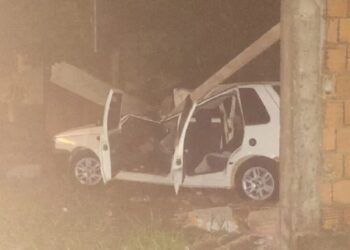 Homem fica ferido, após dar ré e parte de estrutura de portão cair em cima de Fiat Uno