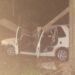 Homem fica ferido, após dar ré e parte de estrutura de portão cair em cima de Fiat Uno