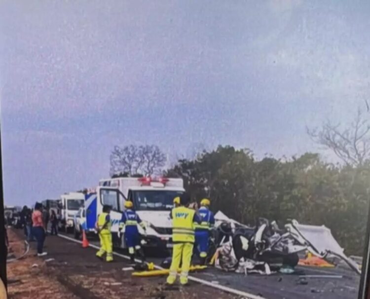 Idosa é arremessada de Gol em acidente com 3 carretas e Dodge RAM e morre, em MS