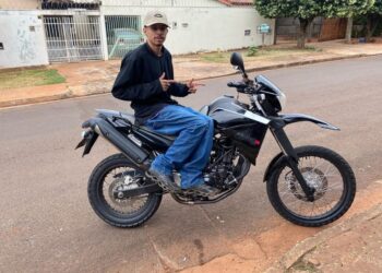 Jovem motociclista morre ao colidir em ônibus, em cruzamento da Capital