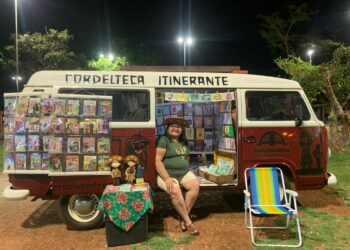 A bordo de Kombi recheada de cordéis, escritora segue para o Paraguai para receber homenagem
