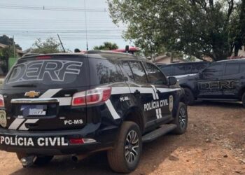 Trio que deu mata-leão em jovens para roubar celular no Centro é identificado
