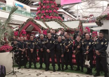 Cantatas natalinas encantam público em apresentações no Shopping e contam histórias sobre esse período