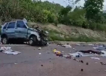 VÍDEO: Condutor de Uno morre em colisão frontal com carreta na BR-153; motor foi arrancado do carro com a força da batida