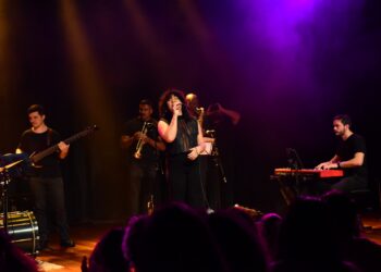 Karla Coronel canta sucessos de ‘Caju’, da Liniker, no Ponto Bar nesta quinta-feira