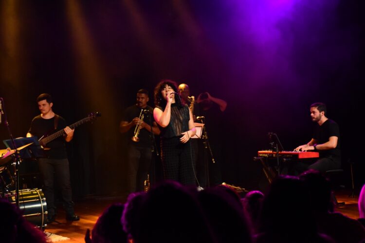 Karla Coronel canta sucessos de ‘Caju’, da Liniker, no Ponto Bar nesta quinta-feira