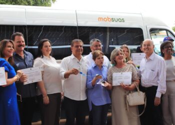Nelsinho Trad e Tereza Cristina entregam 9 vans com acessibilidade para 8 municípios