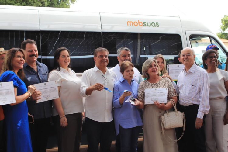 Nelsinho Trad e Tereza Cristina entregam 9 vans com acessibilidade para 8 municípios
