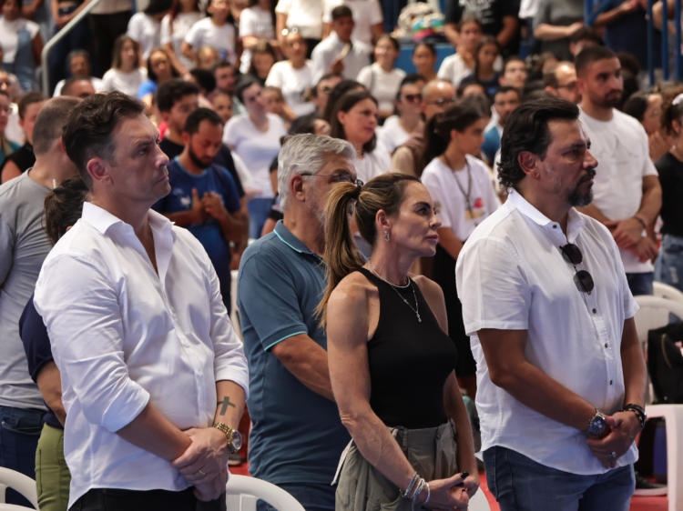 Jovens lotam o Poliesportivo Dom Bosco para a Santa Missa da Jornada Diocesana da Juventude 2024