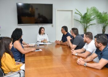 Prefeita Adriane se reúne com diretoria da ACP e anuncia publicação da promoção de professores