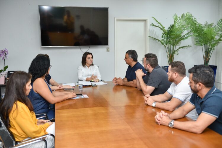 Prefeita Adriane se reúne com diretoria da ACP e anuncia publicação da promoção de professores
