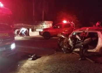 Colisão entre carreta e Fiat Strada na BR-262 deixa duas pessoas feridas