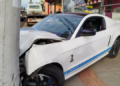 Mustang avaliado em meio milhão de reais amanhece “enroscado” em poste na Afonso Pena