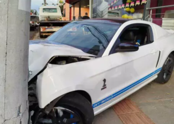Mustang avaliado em meio milhão de reais amanhece “enroscado” em poste na Afonso Pena