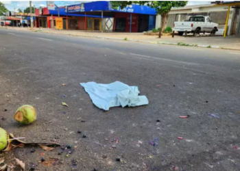 Motociclista atropela casal que saía de conveniência no Coophavilla, perde o controle e morre