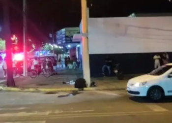 Motoentregador morre ao atropelar ciclista, perder o controle e colidir em poste, em Três Lagoas