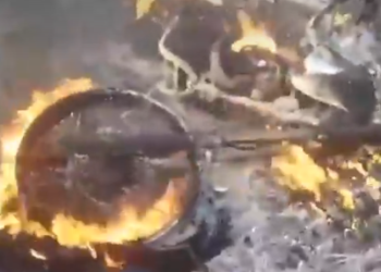Após roubo, bandidos “botam” fogo em moto, trocam tiros com polícia e 1 é baleado