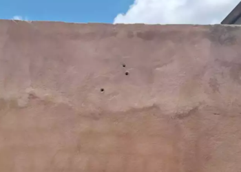 Homem invade casa de ex-marido da atual companheira e atira por ciúmes, em Campo Grande