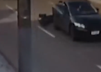 Motociclista tem veículo arrastado por carro e condutor foge sem prestar socorro na Gunter Hans