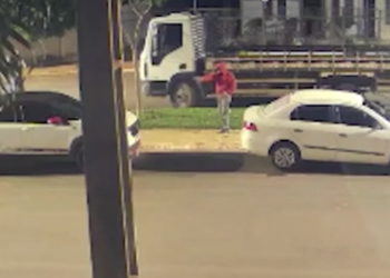 Atiradores abrem fogo contra carro particular de taxista, no interior de MS