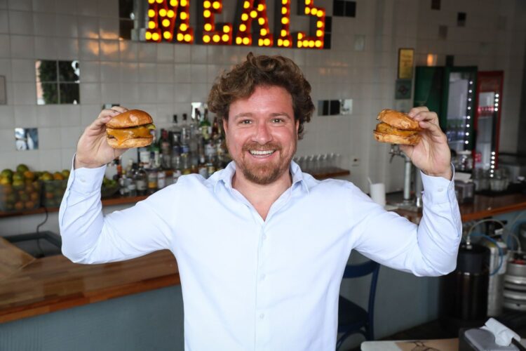 Claudio Baran visita as hamburguerias do Burger Fest na Capital