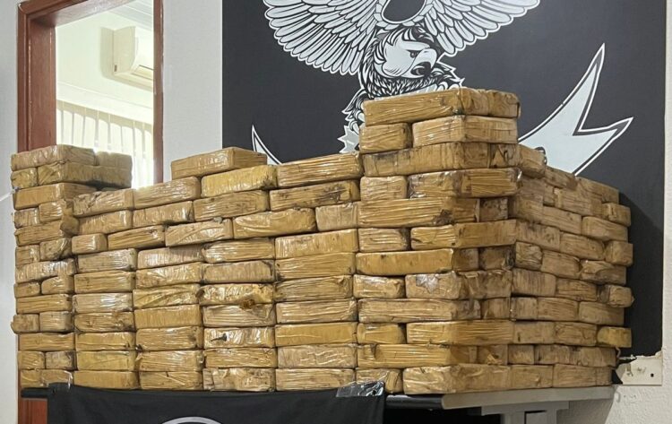 Tio e sobrinho são flagrados manuseando R$ 3 milhões em drogas em pneus, em Campo Grande