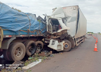 Condutor não vê Pare-e-siga, colide na traseira de outro caminhão e fica preso às ferragens