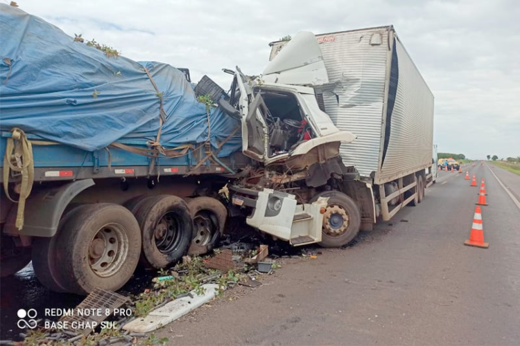 Condutor não vê Pare-e-siga, colide na traseira de outro caminhão e fica preso às ferragens