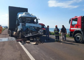 Condutor filma Rio Paraná, não vê Para-e-siga, bate na traseira de caminhão e morre