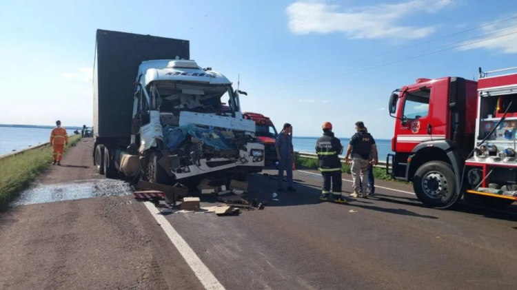 Condutor filma Rio Paraná, não vê Para-e-siga, bate na traseira de caminhão e morre