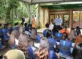 Para encerrar projeto sobre educação política, Riedel recebe alunos de escola de Paranhos
