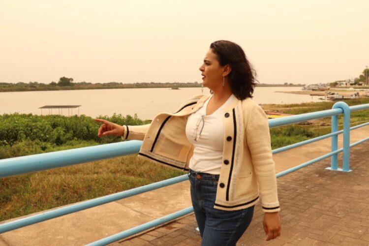 Gleice Jane viaja pelo rio Paraguai para ouvir comunidades afetadas pelos incêndios no Pantanal