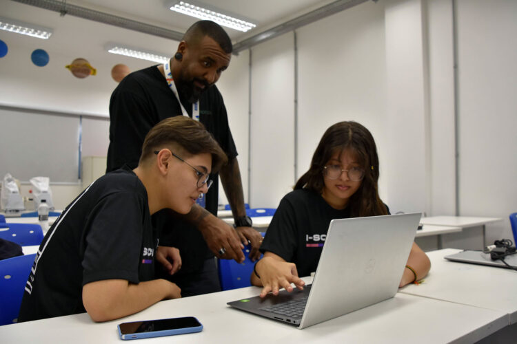 Alunos da Escola Sesi inovam com projeto para converter ilhas de calor nas cidades em energia