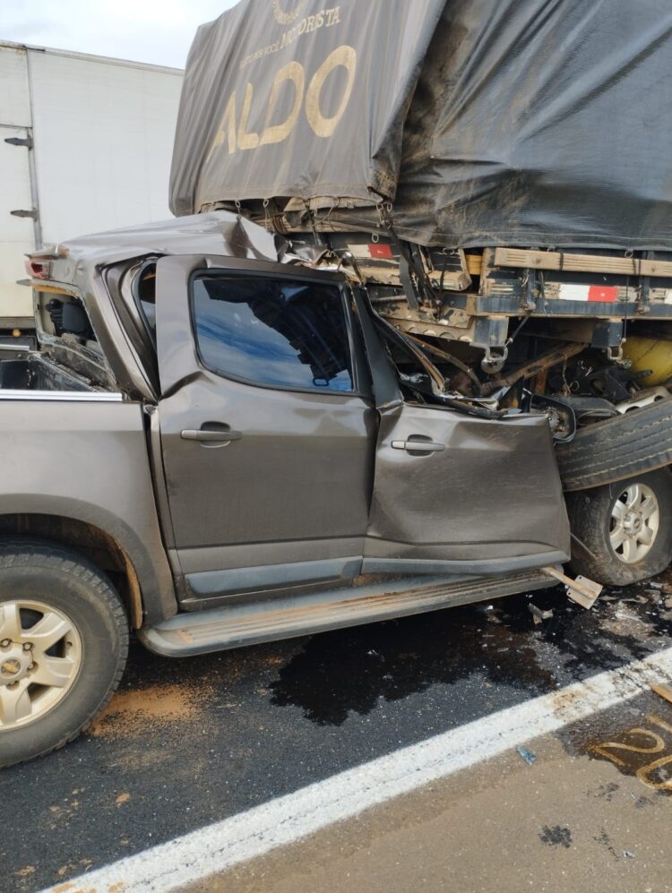 Colisão traseira de S-10 em caminhão mata uma pessoa na MS-306. Imagens fortes: