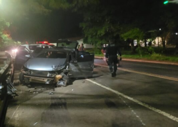 Rapaz é preso com arma, após fugir da PM e colidir Polo em guard rail em avenida da Capital