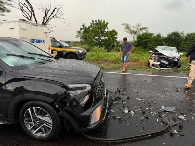 Jornalistas e esposas são 4 das 7 vítimas de acidente frontal entre carros, na BR-376