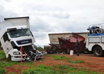 Colisão entre carretas arranca cabine de 1 delas e motoristas saem com ferimentos leves