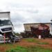 Colisão entre carretas arranca cabine de 1 delas e motoristas saem com ferimentos leves