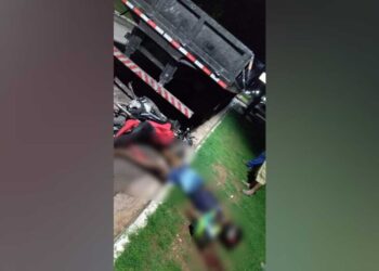 Rapaz empina moto, bate atrás de caminhão estacionado e morre, em Ladário