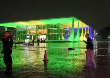 Dupla explosão na Praça dos Três Poderes mata 1 pessoa, polícia investiga autoextermínio