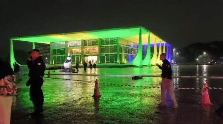 Dupla explosão na Praça dos Três Poderes mata 1 pessoa, polícia investiga autoextermínio