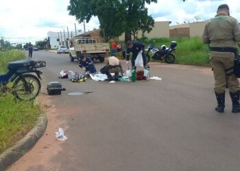 Idoso morre ao não conseguir parar mobilete e bater em caminhonete em cruzamento