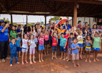 Voluntários adotam cartinhas e doam 180 presentes de Natal para crianças do Jardim Inápolis
