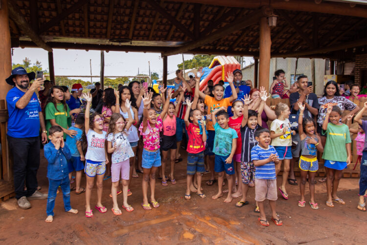 Voluntários adotam cartinhas e doam 180 presentes de Natal para crianças do Jardim Inápolis