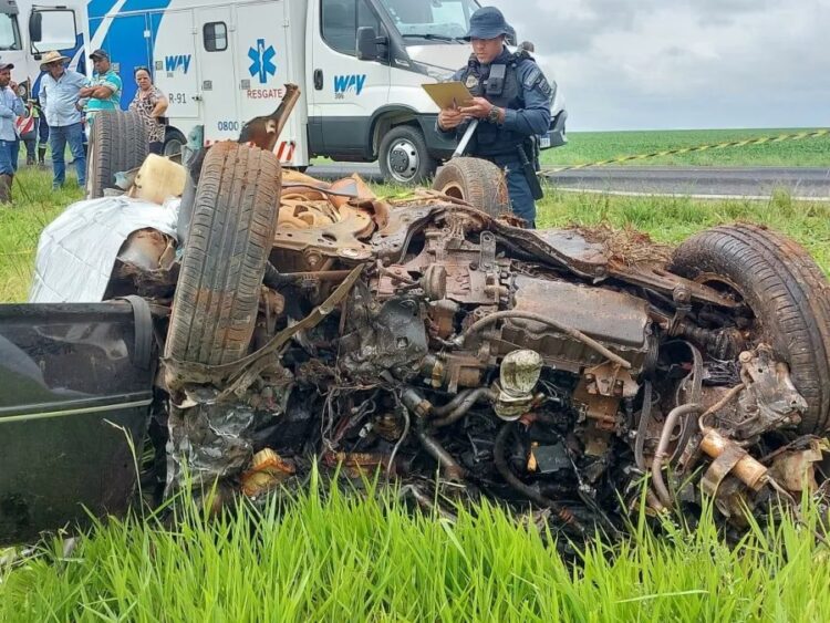 Colisão frontal entre Hilux e carro de passeio mata um e deixa mais dois feridos na MS-306